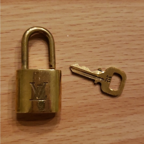 Louis Vuitton lock with key - Picture 2 of 4
